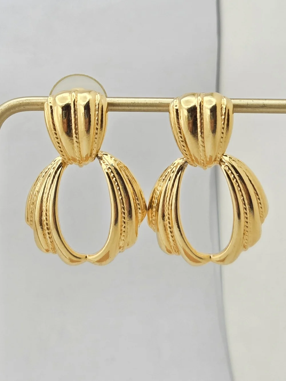 Vintage Anne Klein Gold Tone Ribbed Door Knocker Dangle Earrings Post Back
